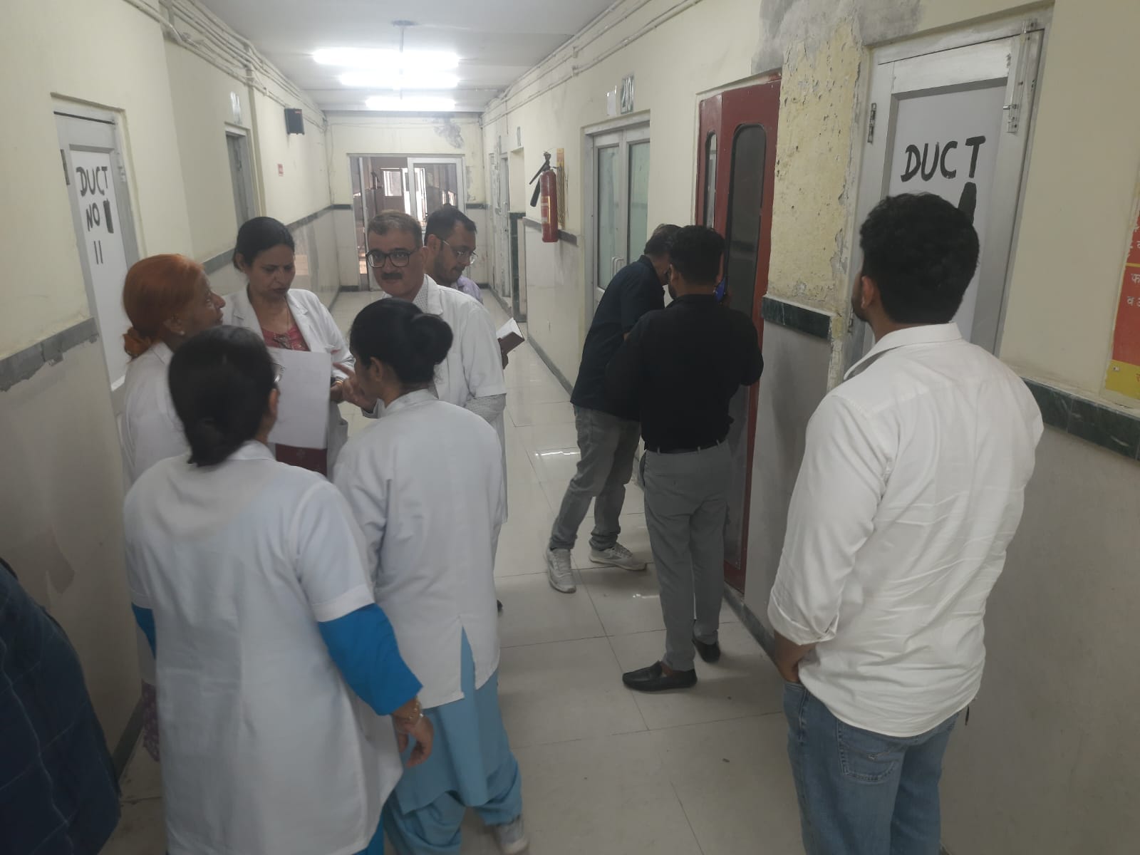 फोटो : सोनीपत के नागरिक अस्पताल की इमरजेंसी में कुर्सी डालकर बैठी सिविल सर्जन डॉ. अनुराधा जैन। फोटो : सोनीपत के नागरिक अस्पताल की इमरजेंसी में कुर्सी डालकर बैठी सिविल सर्जन डॉ. अनुराधा जैन।