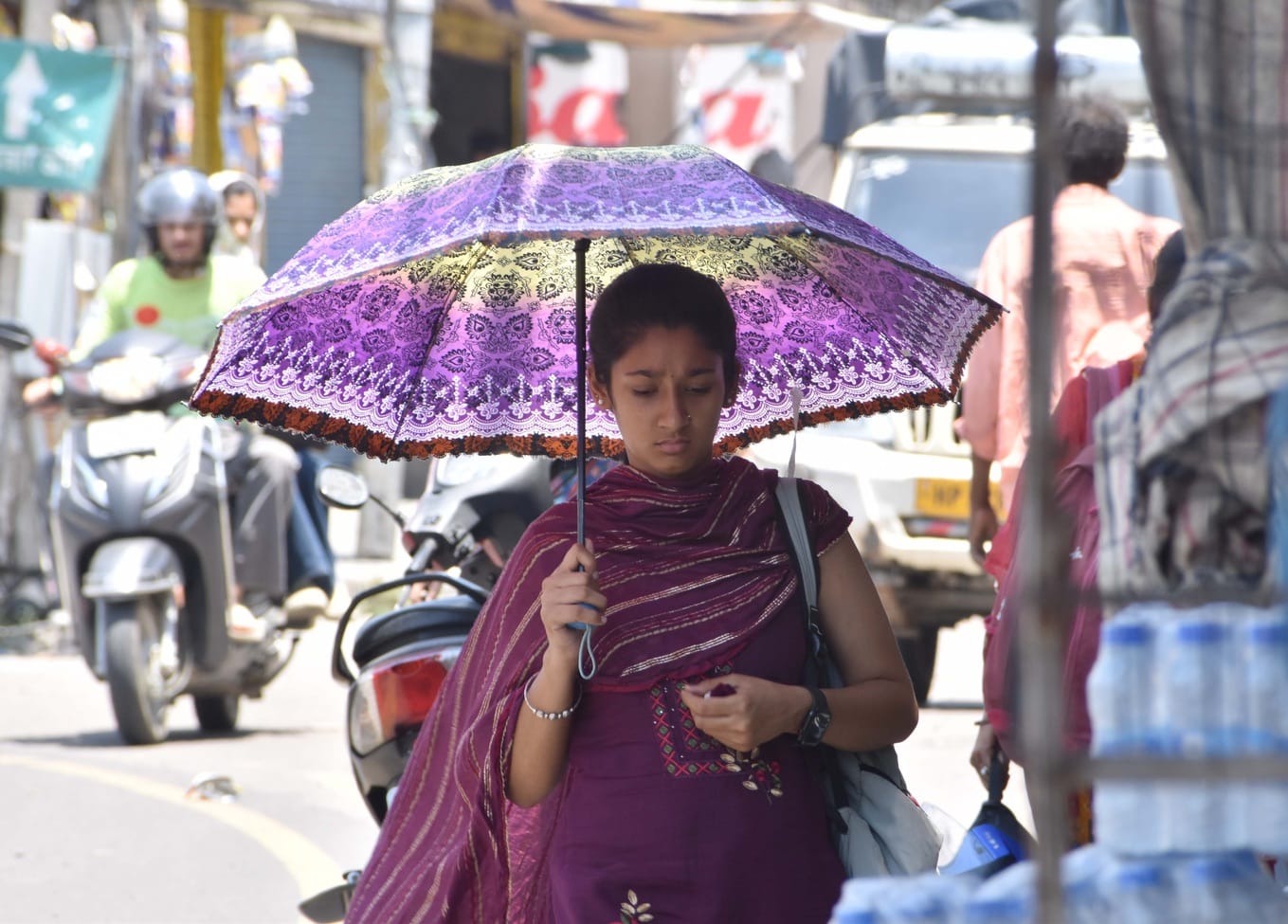 गर्मी से परेशान .....ऊना में तेज गर्मी व धूप के बीच चेहरे को कपड़े से ढक कर संस्थान से लौटती यु गर्मी से परेशान .....ऊना में तेज गर्मी व धूप के बीच चेहरे को कपड़े से ढक कर संस्थान से लौटती यु
