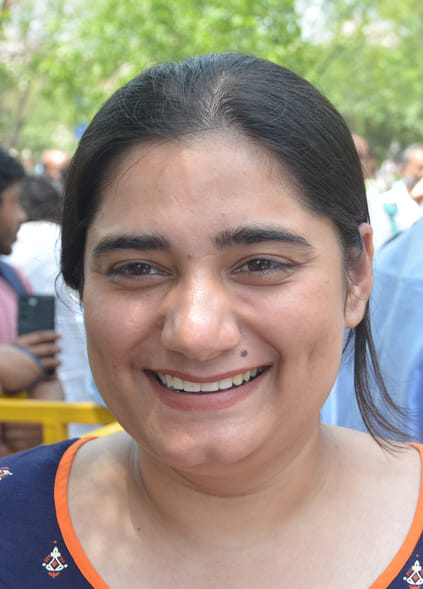 ग्रेटर नोएडा के रामईश इंटर कॉलेज से सीनेट की परीक्षा देकर बाहर आते परिक्षार्थी ।  अमर  उजाला