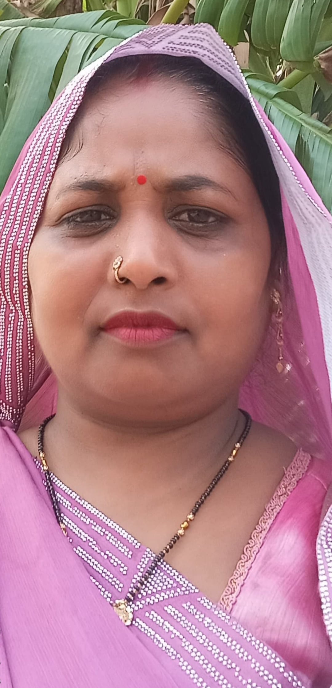 हादसे में दंपती की रहसूजोनेबी पट्टी में मौत के बाद रोते बिलखते परिजन व दरवाजे पर जुटी भीड़। स्र हादसे में दंपती की रहसूजोनेबी पट्टी में मौत के बाद रोते बिलखते परिजन व दरवाजे पर जुटी भीड़। स्र