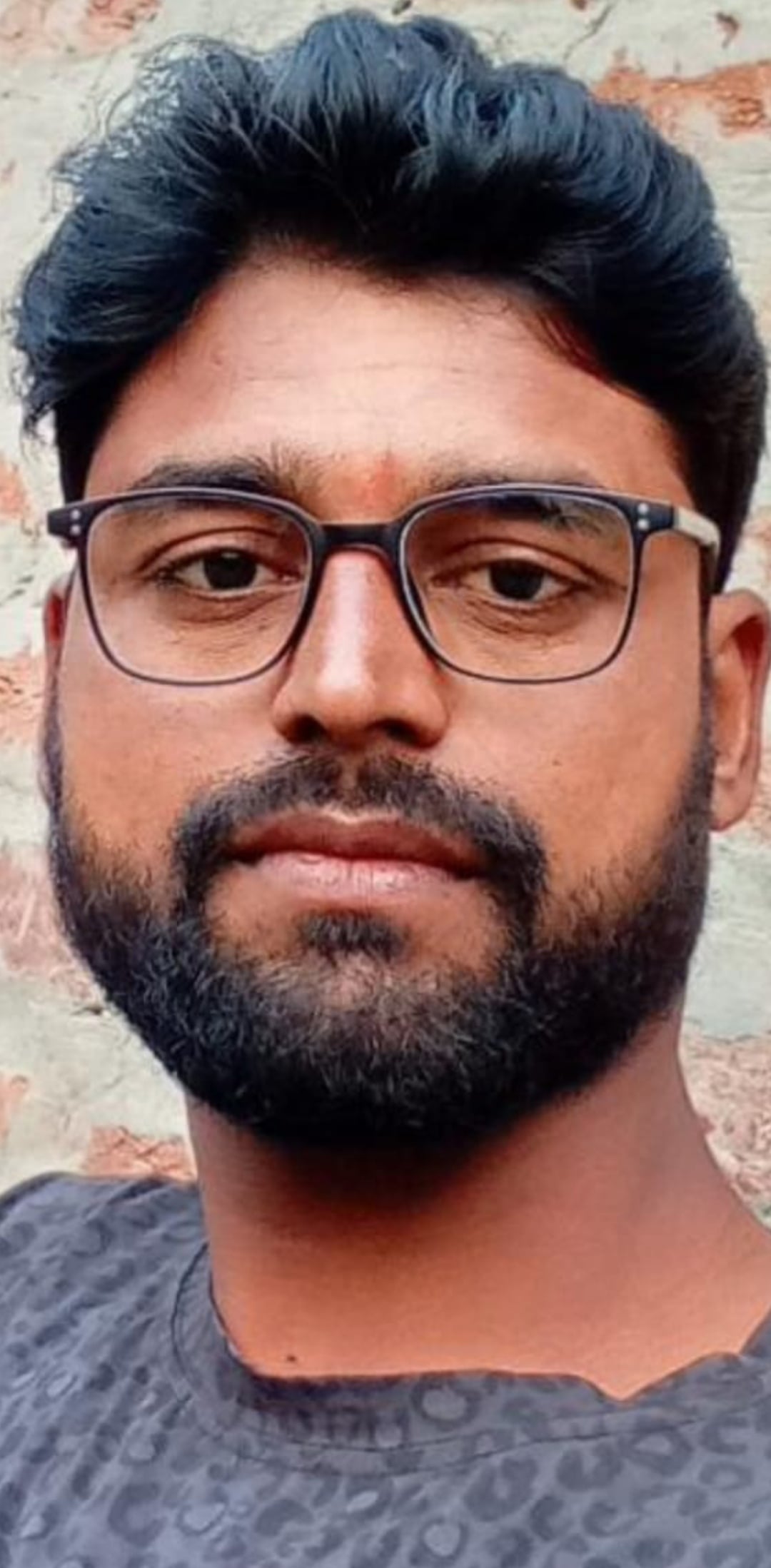 हादसे में दंपती की रहसूजोनेबी पट्टी में मौत के बाद रोते बिलखते परिजन व दरवाजे पर जुटी भीड़। स्र हादसे में दंपती की रहसूजोनेबी पट्टी में मौत के बाद रोते बिलखते परिजन व दरवाजे पर जुटी भीड़। स्र