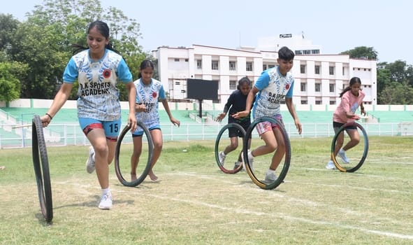 केडी सिंह स्टेडियम में आयोजित राष्ट्रीय टायराथॉन प्रतियोगिता में हिस्सा लेते खिलाड़ी।