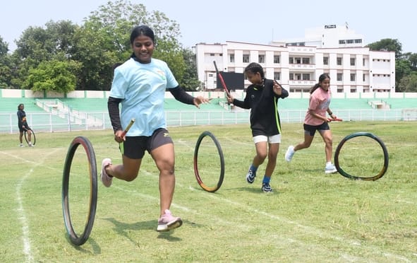 केडी सिंह स्टेडियम में आयोजित राष्ट्रीय टायराथॉन प्रतियोगिता में हिस्सा लेते खिलाड़ी।