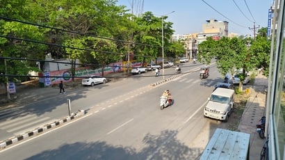 करनाल रोड पर दोपहर को खिली धूप से गुजरते वाहन चालक। संवाद