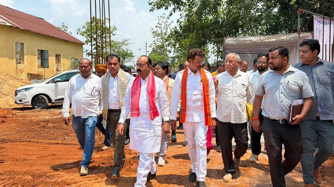 कार्यो का निरीक्षण करते उप मुख्यमंत्री