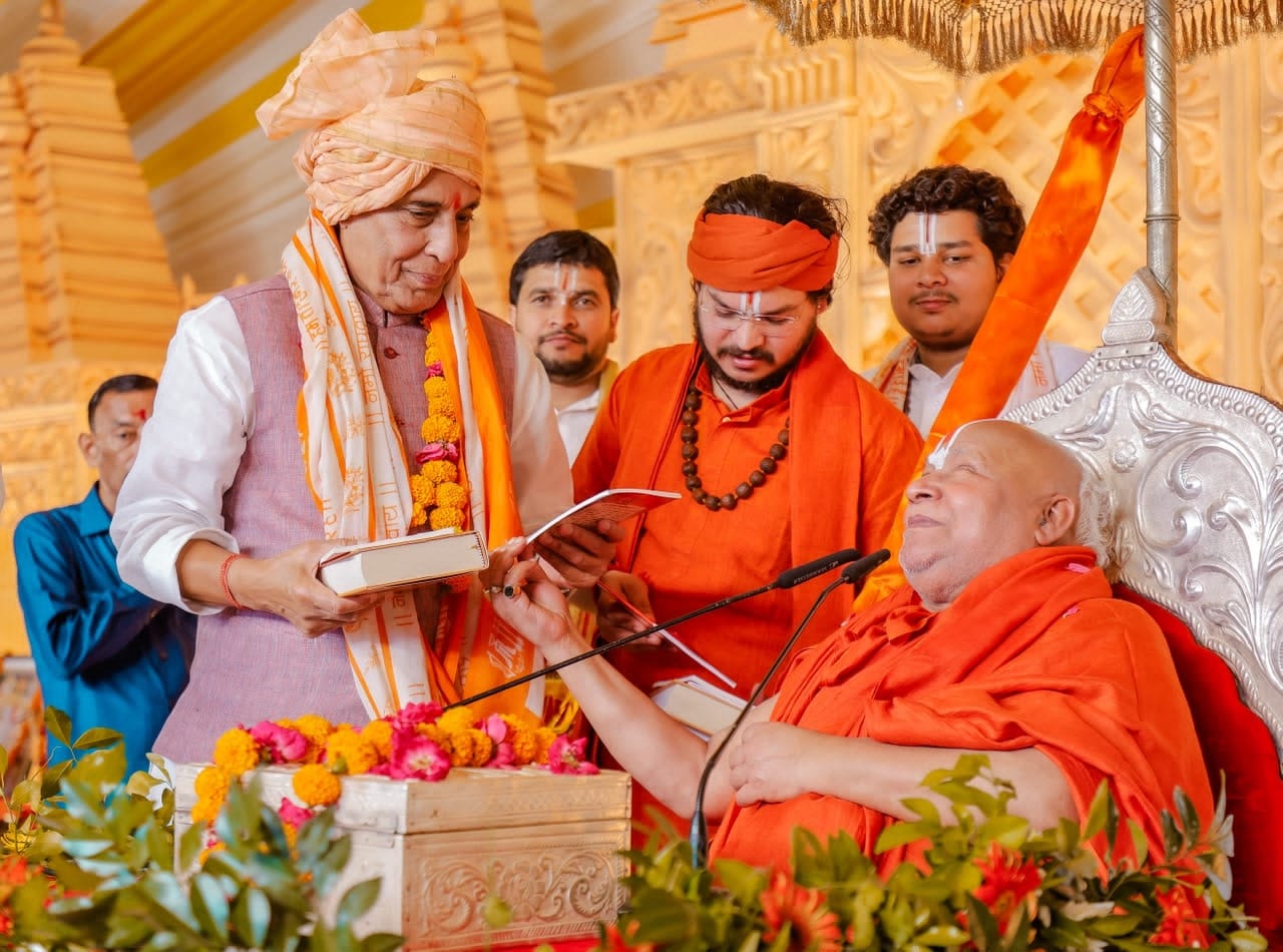 कथा में रक्षामंत्री राजनाथ सिंह शामिल हुए। उन्होंने व्यासपीठ पर विराजमान पद्मविभूषण जगद्गुरु रा कथा में रक्षामंत्री राजनाथ सिंह शामिल हुए। उन्होंने व्यासपीठ पर विराजमान पद्मविभूषण जगद्गुरु रा