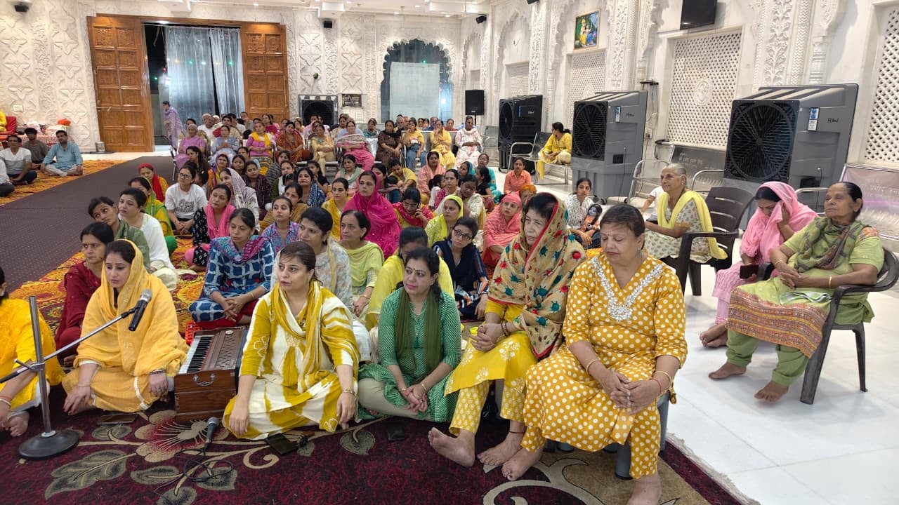 कथा सुनाते पंडित बृजकिशोर शास्त्री। स्रोत : सभा कथा सुनाते पंडित बृजकिशोर शास्त्री। स्रोत : सभा