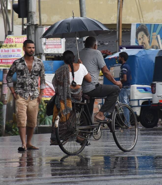 लखनऊ में बारिश के दौरान कुछ ऐसा रहा नजारा
