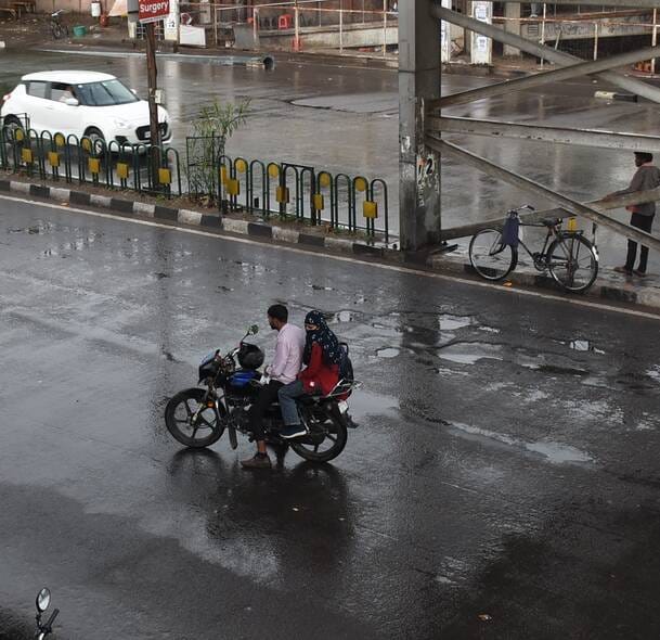 लखनऊ में बारिश के दौरान कुछ ऐसा रहा नजारा