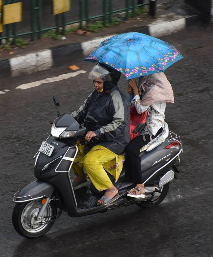लखनऊ में बारिश के दौरान कुछ ऐसा रहा नजारा