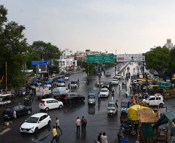 लखनऊ में बारिश के दौरान कुछ ऐसा रहा नजारा