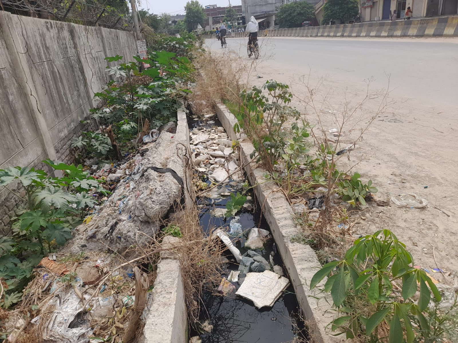 मछलीशहर से नाले की सफाई करते नगर पंचायत सफाई कर्मीश्। स्रोत-संवाद मछलीशहर से नाले की सफाई करते नगर पंचायत सफाई कर्मीश्। स्रोत-संवाद