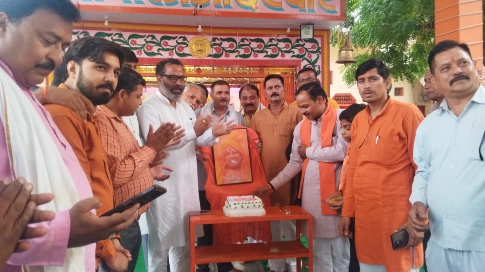 मुख्यमंत्री के जन्मदिवस पर केक काटते जिला उपाध्यक्ष राहुल गुप्त भाजपा पदाधिकारी। स्रोत स्वयं 