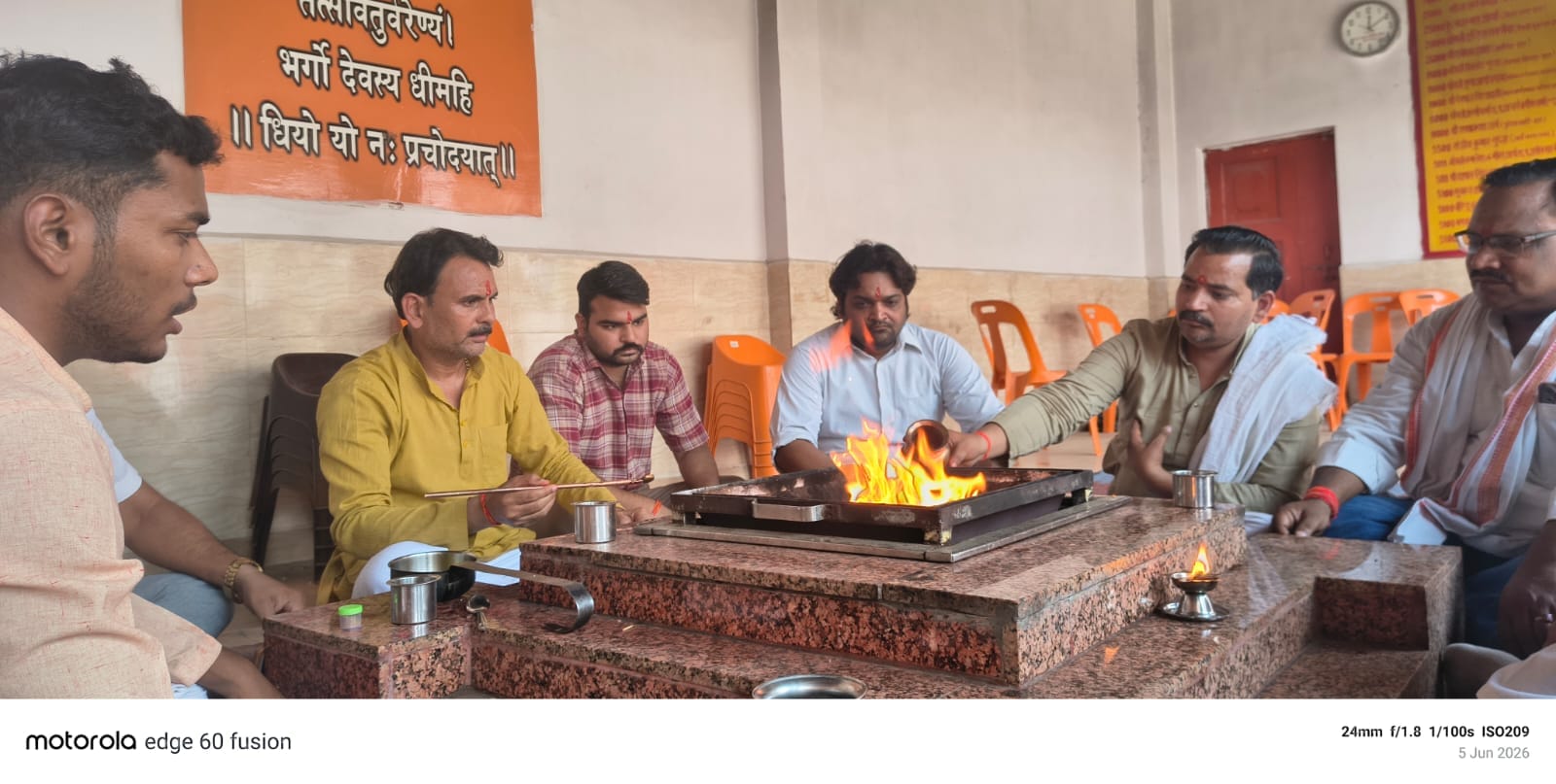 मुख्यमंत्री के जन्मदिवस पर केक काटते जिला उपाध्यक्ष राहुल गुप्त भाजपा पदाधिकारी। स्रोत स्वयं 