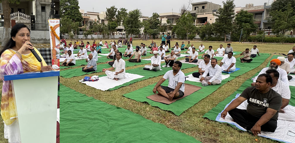 मोटापा को लेकर साधकों को जागरूक करते हुए डॉ. निधि बंसल। विज्ञप्ति मोटापा को लेकर साधकों को जागरूक करते हुए डॉ. निधि बंसल। विज्ञप्ति