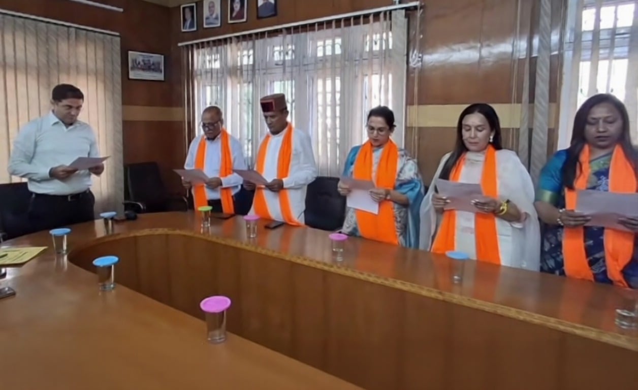नगर परिषद परवाणू में कांग्रेस समर्थित पार्षद शपथ लेते हुए। स्त्रोत:पार्षद