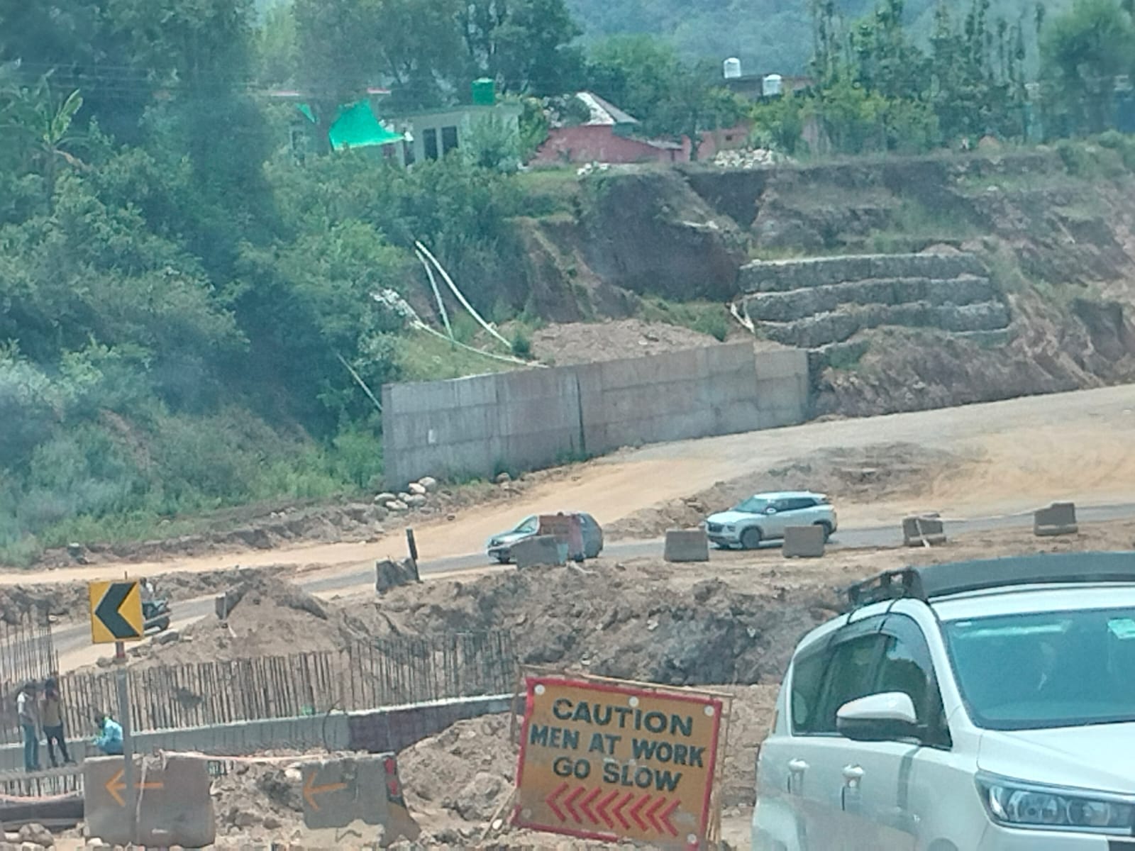 निर्माणाधीन कंडवाल-भेड़खड्ड फोरलेन निर्माण में सड़क किनारे अवैज्ञानिक ढंग की ब्लास्टिंग के साये 