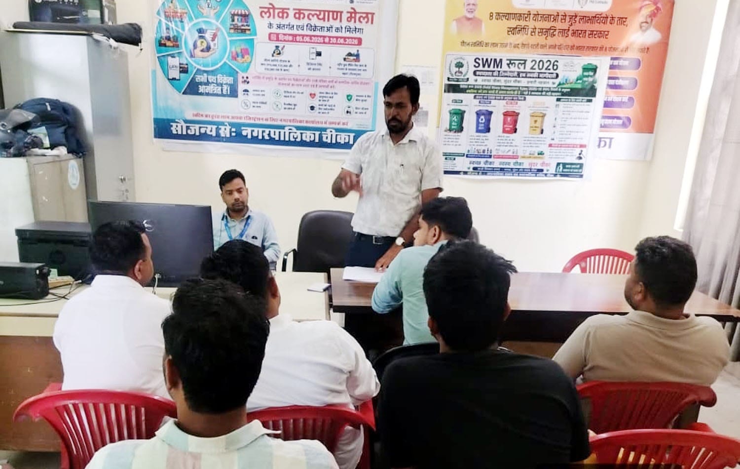 ऑनलाइन लेन-देन के लाभों की जानकारी देते म्युनिसिपल कॉर्डिनेटर प्रकाश। विज्ञप्ति ऑनलाइन लेन-देन के लाभों की जानकारी देते म्युनिसिपल कॉर्डिनेटर प्रकाश। विज्ञप्ति