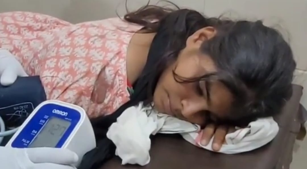 सिर में कारतूस मिलने से सनसनी, 17 वर्षीय बालिका गंभीर हालत में भर्ती; जिला अस्पताल में डॉ ने नि