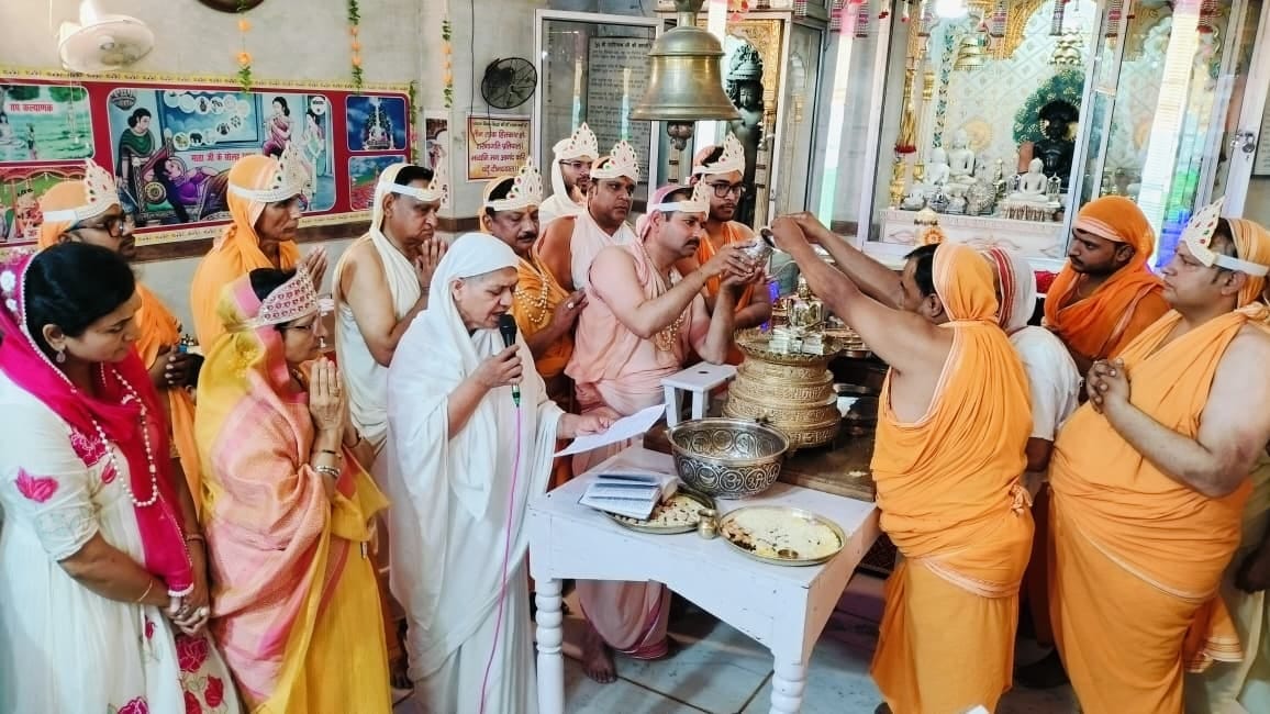 प्राचीन दिगंबर जैन बड़े मंदिर में पूजा अर्चना करते श्रद्धालु स्रोत संवाद प्राचीन दिगंबर जैन बड़े मंदिर में पूजा अर्चना करते श्रद्धालु स्रोत संवाद