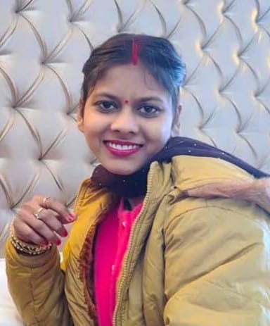 पोस्टमार्टम हाउस के बाहर बेहोश हुई मृतका शिवानी की मां को संभालते परिजन। संवाद