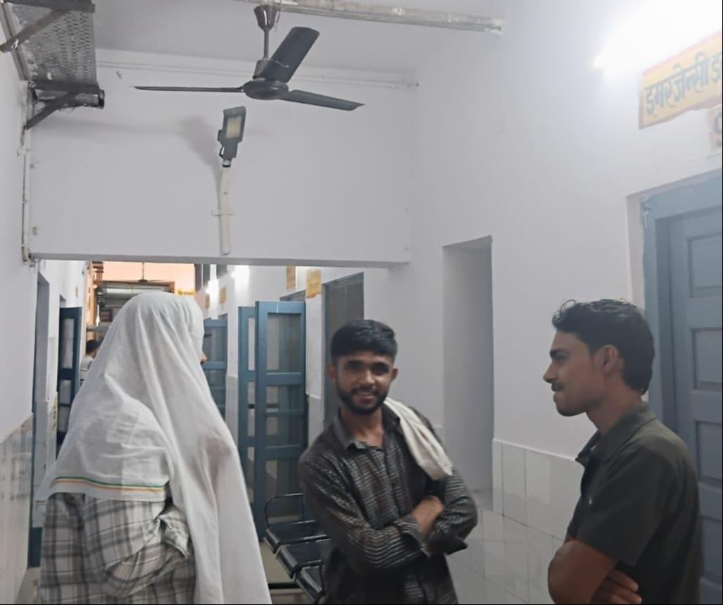 सीएचसी शामली में महिला वार्ड में बंद पडृा पंखा। संवाद सीएचसी शामली में महिला वार्ड में बंद पडृा पंखा। संवाद