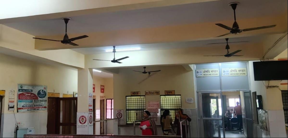 सीएचसी शामली में महिला वार्ड में बंद पडृा पंखा। संवाद सीएचसी शामली में महिला वार्ड में बंद पडृा पंखा। संवाद