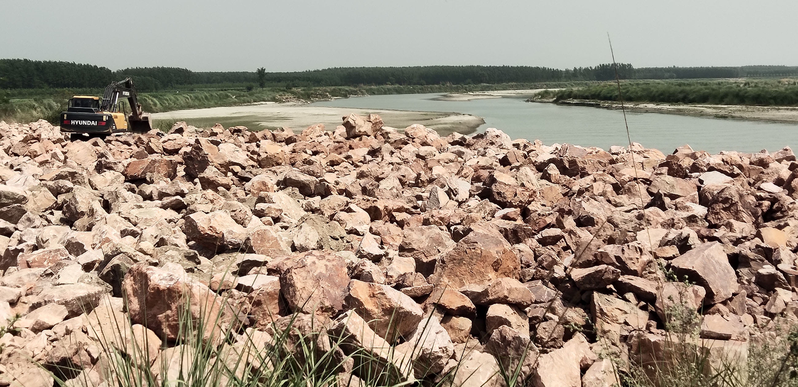 सनौली क्षेत्र में यमुना में पत्थर की ठोकर लगाते ठेकेदार। संवाद सनौली क्षेत्र में यमुना में पत्थर की ठोकर लगाते ठेकेदार। संवाद