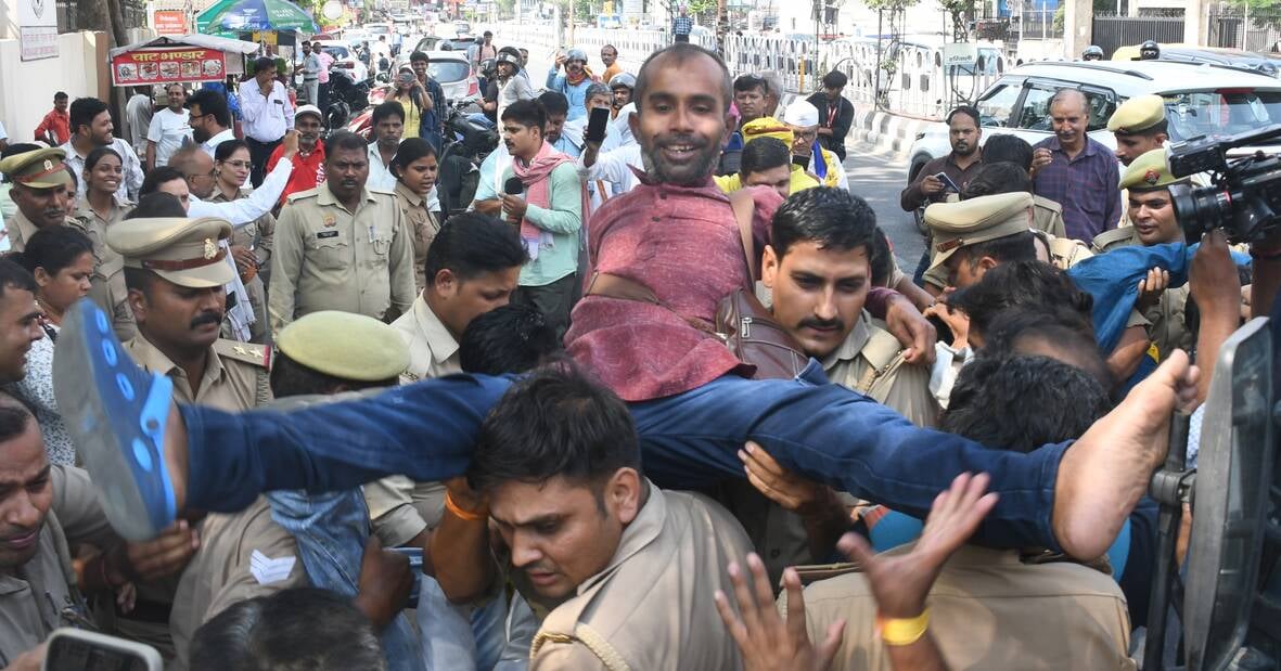 शक्ति भवन के पास प्रदर्शन करते आप कार्यकर्ता और लगा जाम। शक्ति भवन के पास प्रदर्शन करते आप कार्यकर्ता और लगा जाम।