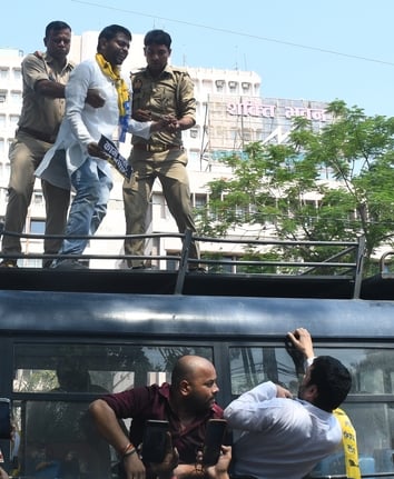 शक्ति भवन के पास प्रदर्शन करते आप कार्यकर्ता और लगा जाम। शक्ति भवन के पास प्रदर्शन करते आप कार्यकर्ता और लगा जाम।