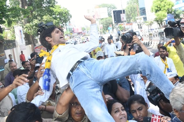 शक्ति भवन के पास प्रदर्शन करते आप कार्यकर्ता और लगा जाम। शक्ति भवन के पास प्रदर्शन करते आप कार्यकर्ता और लगा जाम।