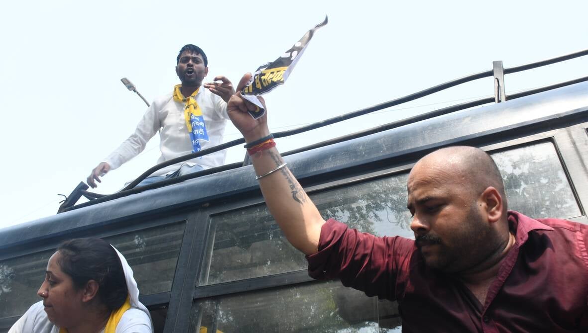 शक्ति भवन के पास प्रदर्शन करते आप कार्यकर्ता और लगा जाम। शक्ति भवन के पास प्रदर्शन करते आप कार्यकर्ता और लगा जाम।