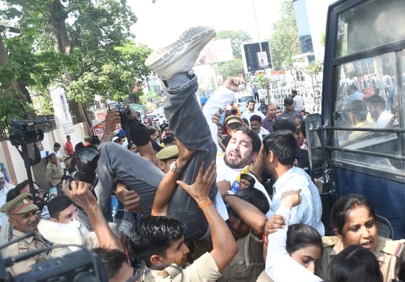 शक्ति भवन के पास प्रदर्शन करते आप कार्यकर्ता और लगा जाम। शक्ति भवन के पास प्रदर्शन करते आप कार्यकर्ता और लगा जाम।