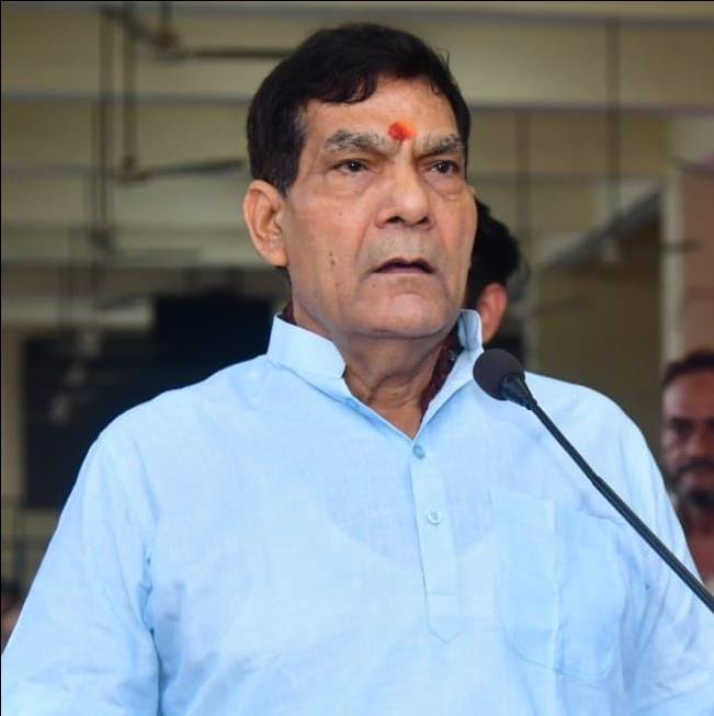 शुभारंभ के दौरान बस स्टेशन में खड़ी मिनी बसें। स्रोत- सूचना विभाग