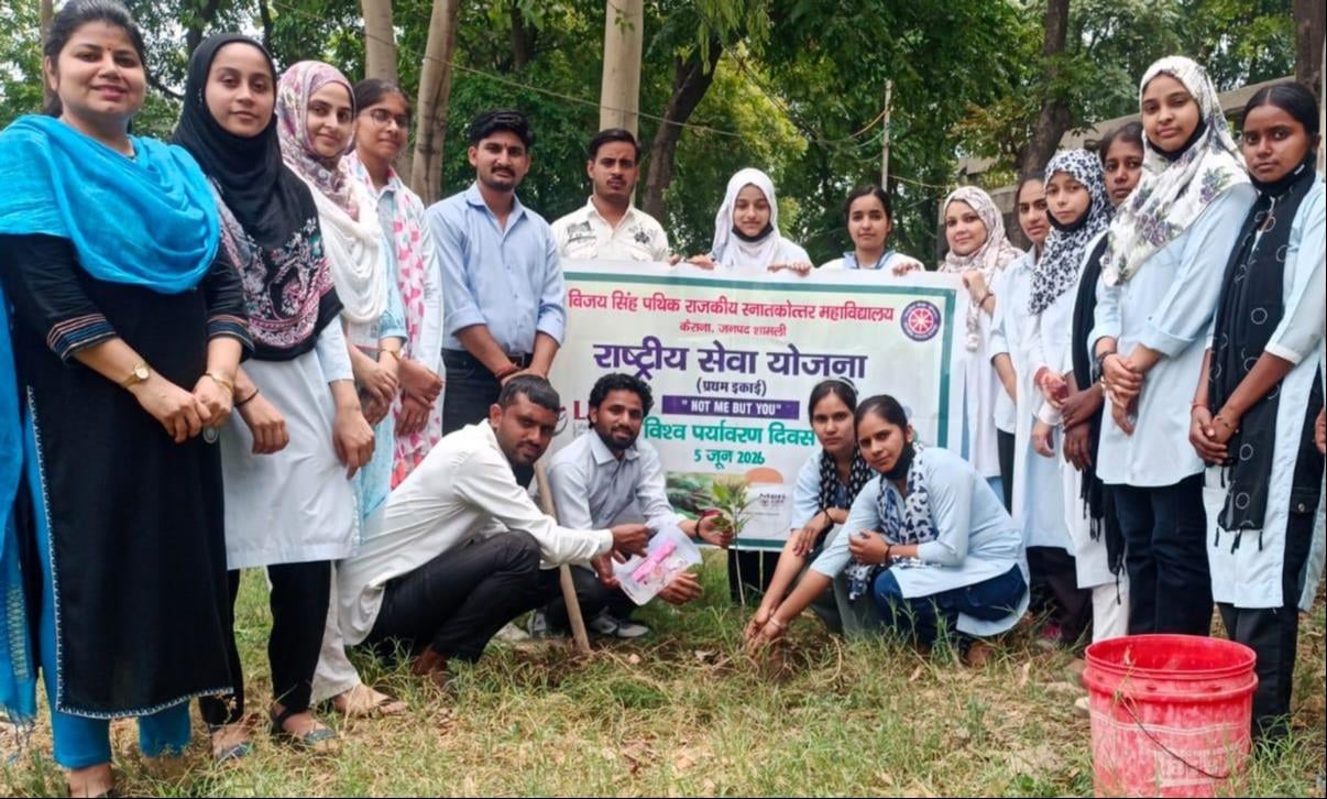 शहर के अटल पार्क में पौधरोपण करते एमएलसी मोहित बेनिवाल। कार्यकर्ता।