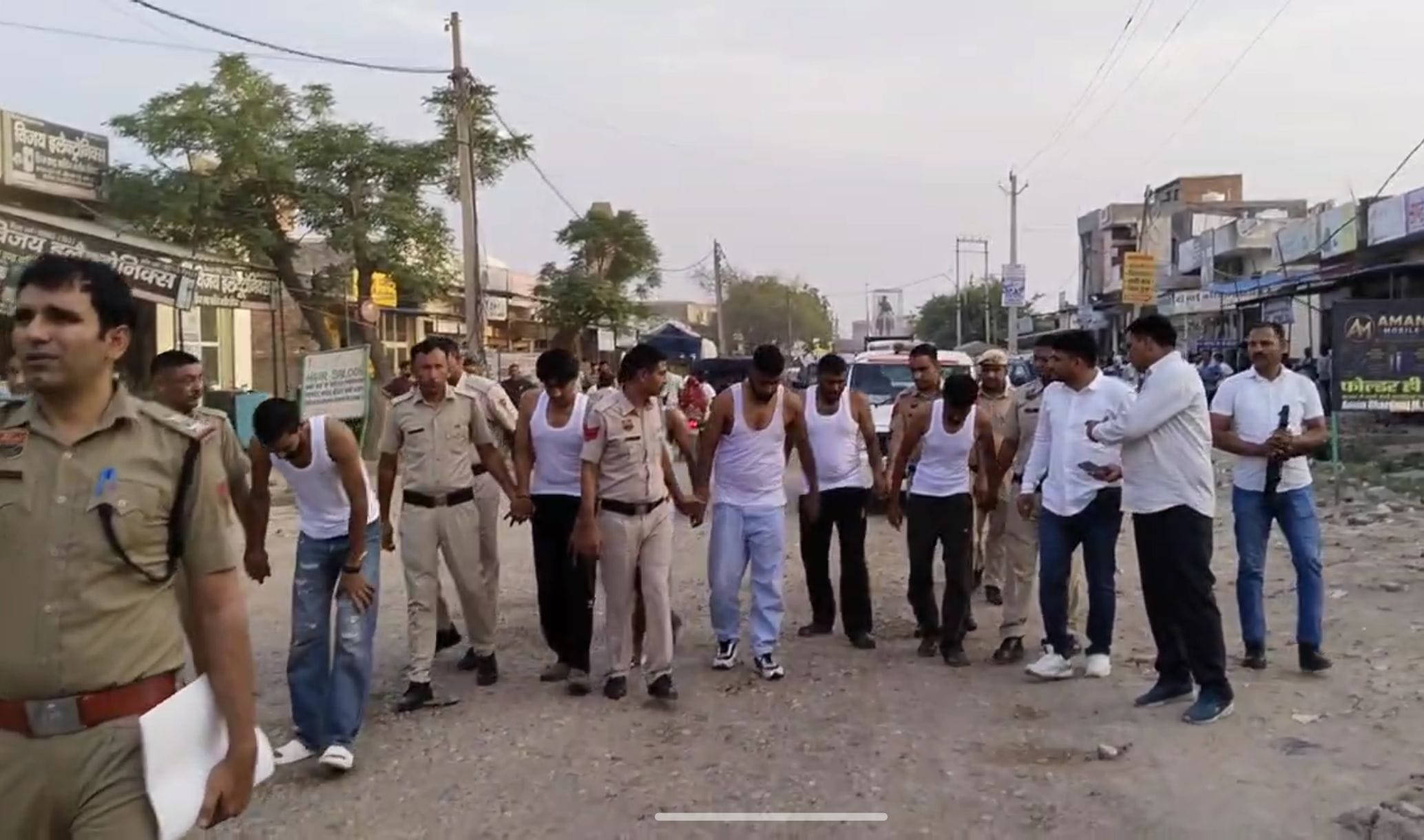 शहर में आरोपियों को घुमाती हुई पुलिस। पुलिस प्रवक्ता शहर में आरोपियों को घुमाती हुई पुलिस। पुलिस प्रवक्ता