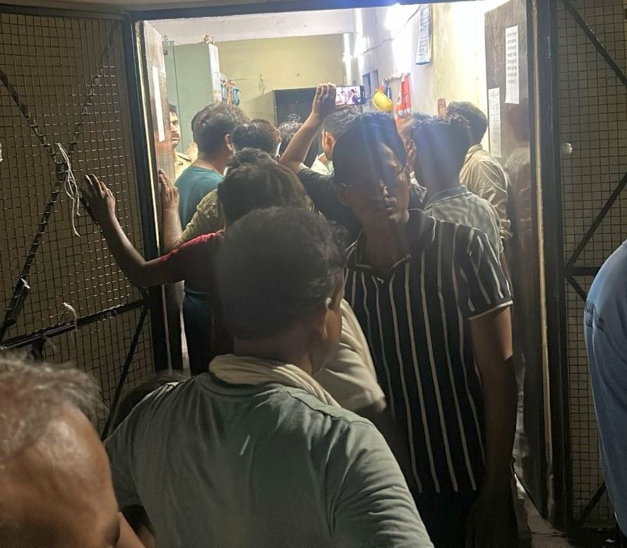 दुबग्गा उपकेंद्र पर प्रदर्शन करते उपभोक्ता। दुबग्गा उपकेंद्र पर प्रदर्शन करते उपभोक्ता।