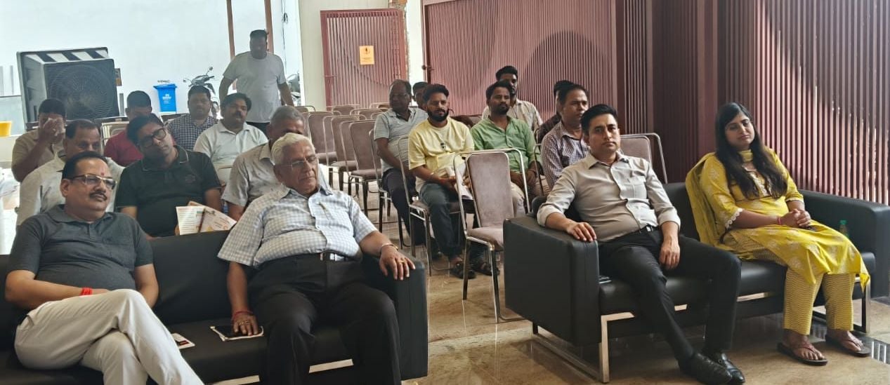 उझानी में व्यापारियों की बैठक में राज्य कर विभाग के अधिकारी। स्रोत: विभाग उझानी में व्यापारियों की बैठक में राज्य कर विभाग के अधिकारी। स्रोत: विभाग