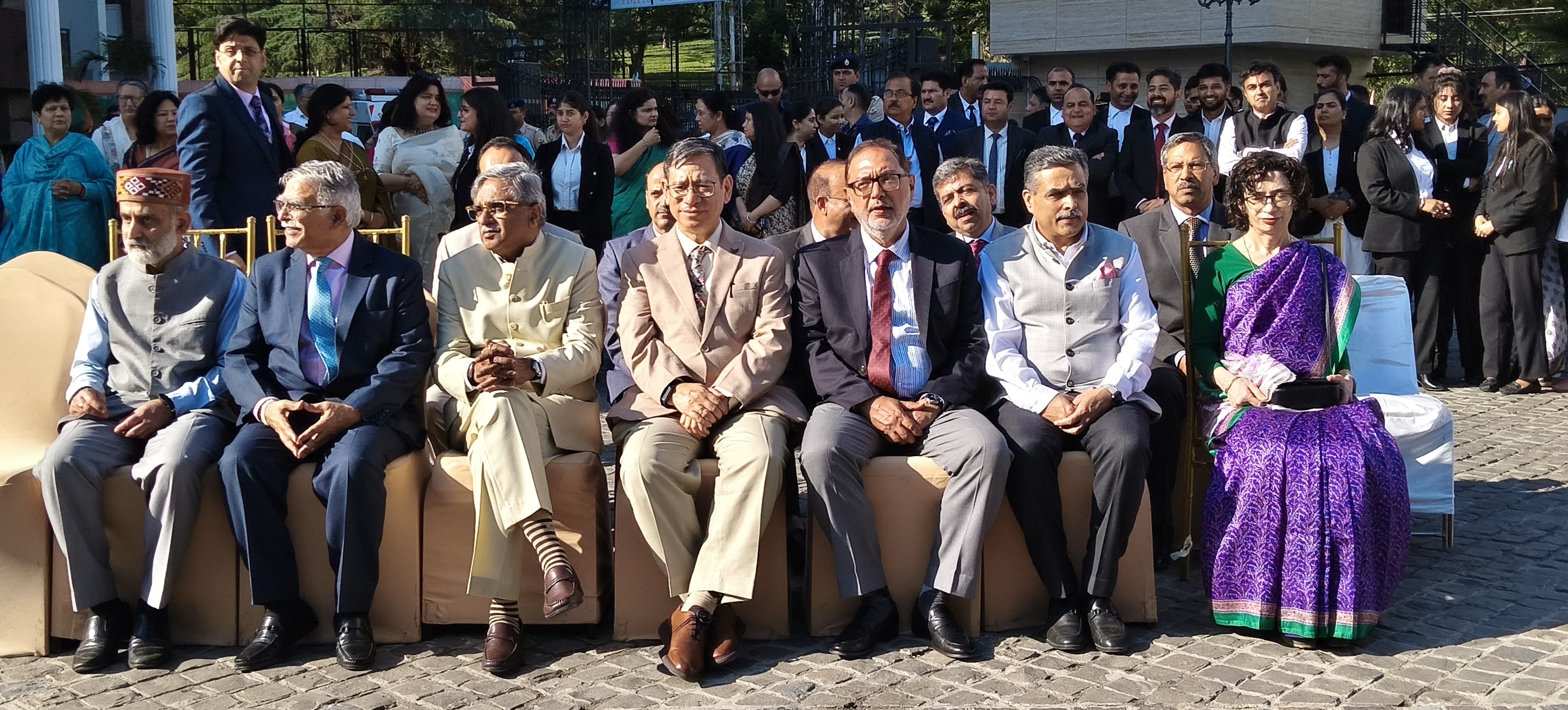 विधिक साक्षरता शिविर में आपदा प्रभावित परिवार को विधिक सेवा प्राधिकरण की ओर से राहत राशि प विधिक साक्षरता शिविर में आपदा प्रभावित परिवार को विधिक सेवा प्राधिकरण की ओर से राहत राशि प