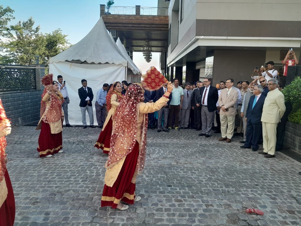 विधिक साक्षरता शिविर में आपदा प्रभावित परिवार को विधिक सेवा प्राधिकरण की ओर से राहत राशि प विधिक साक्षरता शिविर में आपदा प्रभावित परिवार को विधिक सेवा प्राधिकरण की ओर से राहत राशि प