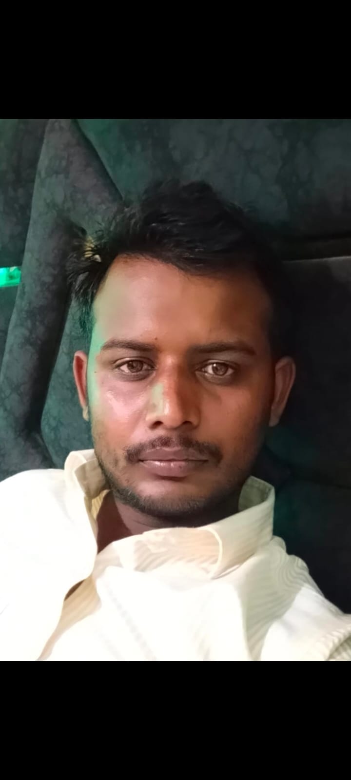 यमुना में चाचा-भतीजे की तलाश करते ग्रामीण। संवाद