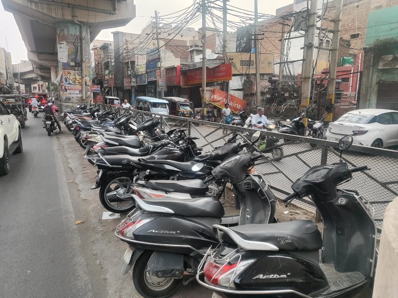 15-किला रोड स्थित भगत सिंह पार्किंग में खाली पड़ी जगह। संवाद 15-किला रोड स्थित भगत सिंह पार्किंग में खाली पड़ी जगह। संवाद