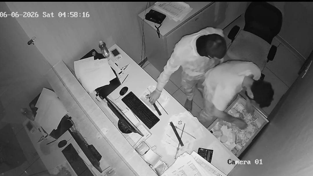 50-बहुअकबरपुर गांव के नजदीक बने सर्विस स्टेशन में चोरी करते युवक सीसीटीवी कैमरे में कैद। स्रोत 50-बहुअकबरपुर गांव के नजदीक बने सर्विस स्टेशन में चोरी करते युवक सीसीटीवी कैमरे में कैद। स्रोत