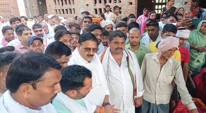 आबूधाबी से मृतक राकेश सिंह यादव शव पहुंचने के बाद पिपरा गांव में रोते बिलखते परिजन। संवाद आबूधाबी से मृतक राकेश सिंह यादव शव पहुंचने के बाद पिपरा गांव में रोते बिलखते परिजन। संवाद