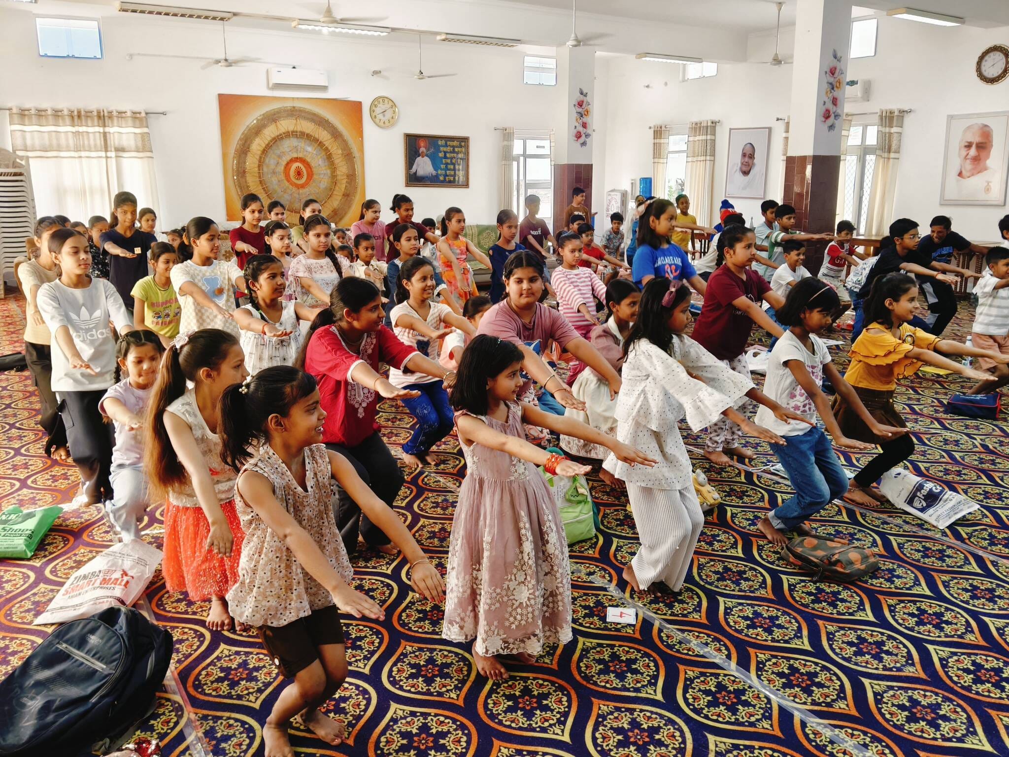 अंबाला छावनी के ब्रह्माकुमारीज ईश्वरीय विश्चविद्यालय में समर कैंप में हिस्सा लेते बच्चे। प्रवक्