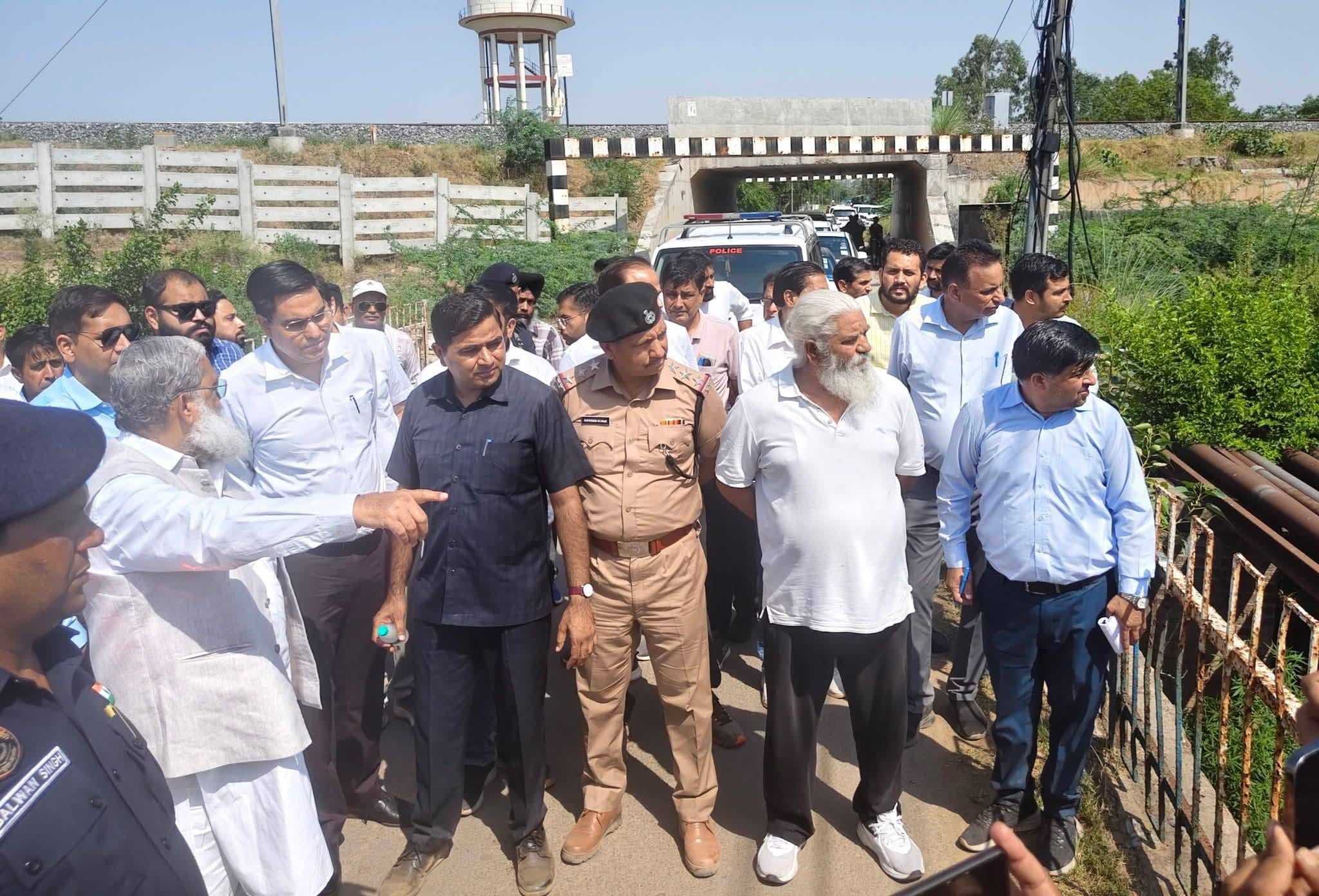 अंबाला छावनी के बस अड्डे के पास नाले का निरीक्षण करते उर्जा मंत्री अनिल विज। संवाद