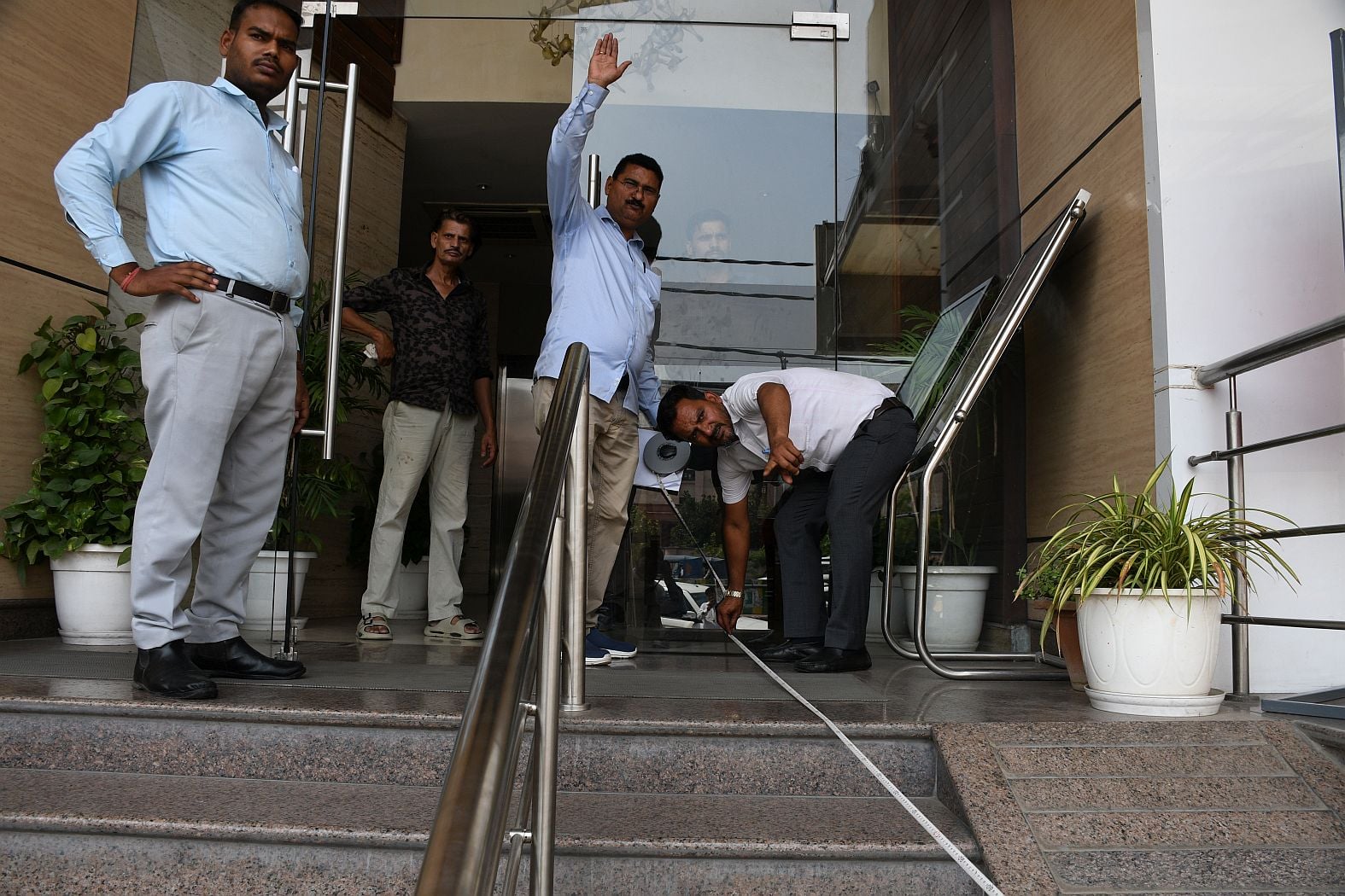 अग्नि सुरक्षा की तैयारियों का जायजा लेने के लिए होटलों और प्रतिष्ठानों पर अधिकारियों ने किया नि अग्नि सुरक्षा की तैयारियों का जायजा लेने के लिए होटलों और प्रतिष्ठानों पर अधिकारियों ने किया नि