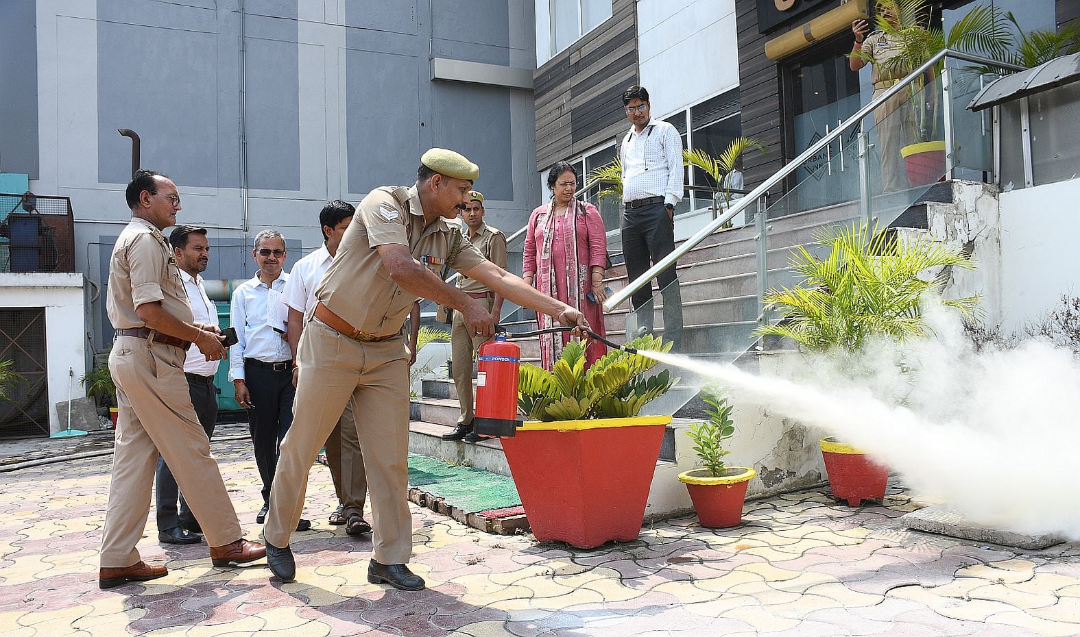 अग्नि सुरक्षा की तैयारियों का जायजा लेने के लिए होटलों और प्रतिष्ठानों पर अधिकारियों ने किया नि अग्नि सुरक्षा की तैयारियों का जायजा लेने के लिए होटलों और प्रतिष्ठानों पर अधिकारियों ने किया नि