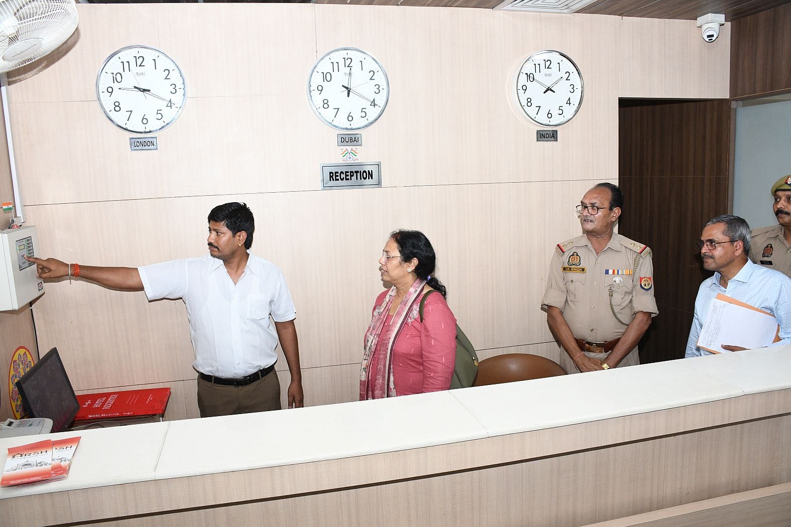 अग्नि सुरक्षा की तैयारियों का जायजा लेने के लिए होटलों और प्रतिष्ठानों पर अधिकारियों ने किया नि अग्नि सुरक्षा की तैयारियों का जायजा लेने के लिए होटलों और प्रतिष्ठानों पर अधिकारियों ने किया नि