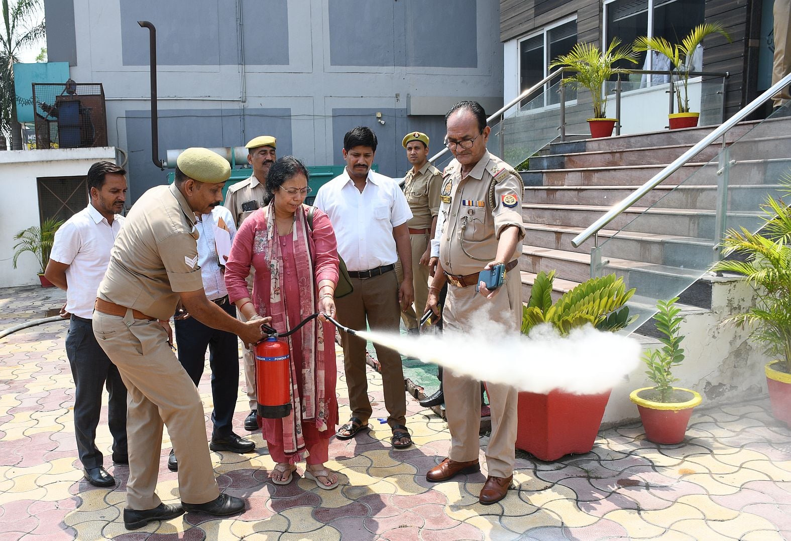 अग्नि सुरक्षा की तैयारियों का जायजा लेने के लिए होटलों और प्रतिष्ठानों पर अधिकारियों ने किया नि अग्नि सुरक्षा की तैयारियों का जायजा लेने के लिए होटलों और प्रतिष्ठानों पर अधिकारियों ने किया नि